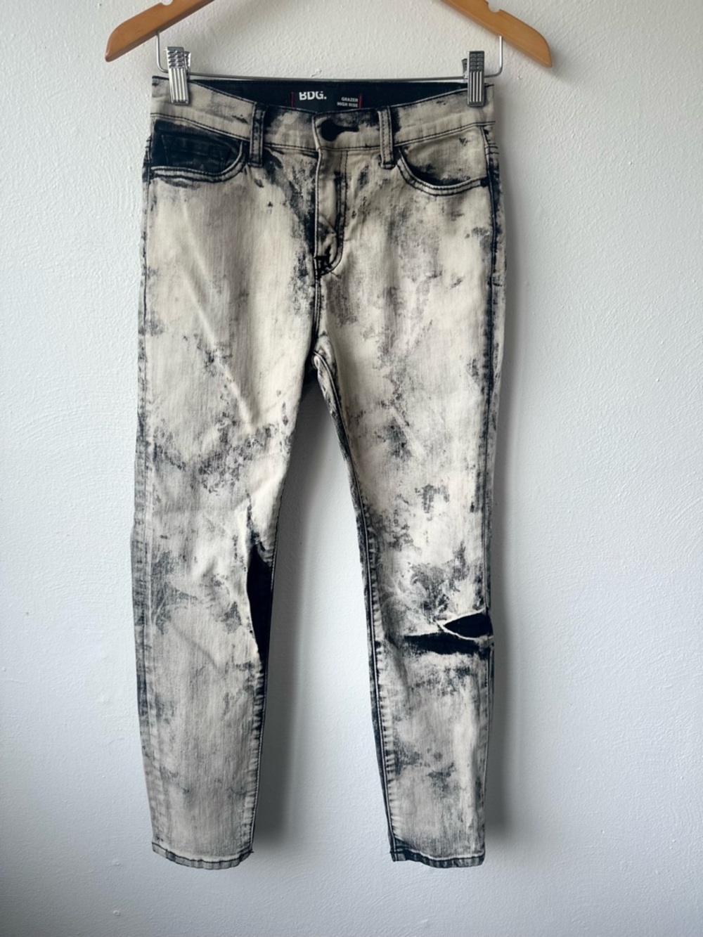 BDG Grazer High Rise White Washed Jeans 27